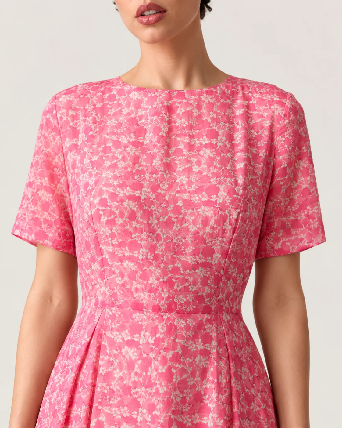 Fitted midi dress with short sleeves — fabric and detail close-up