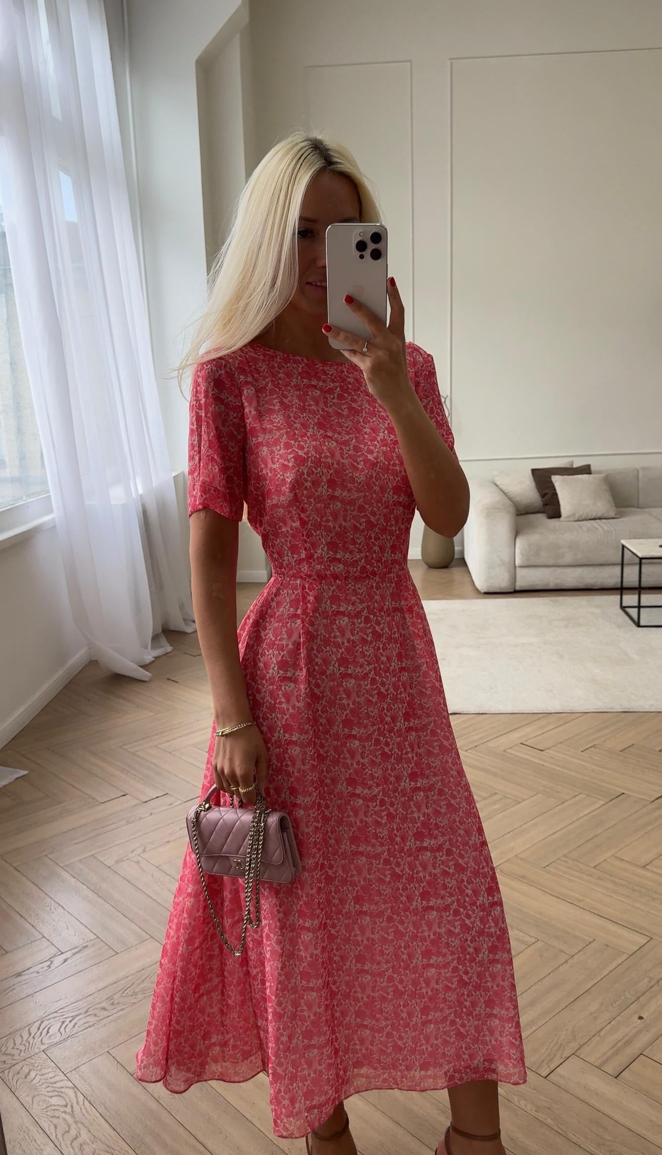 Fitted midi dress with short sleeves