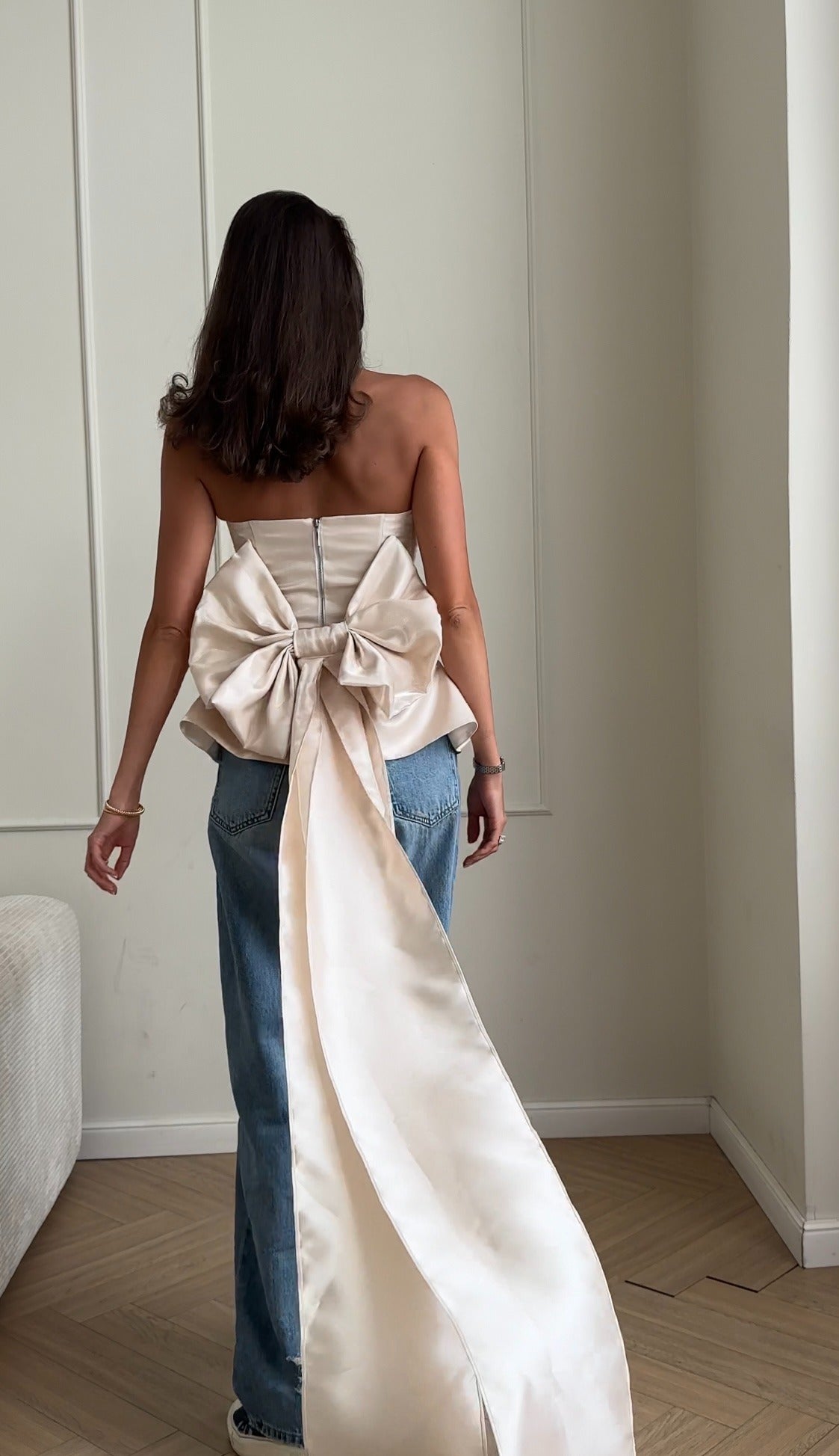 Bustier top with a bow and a train