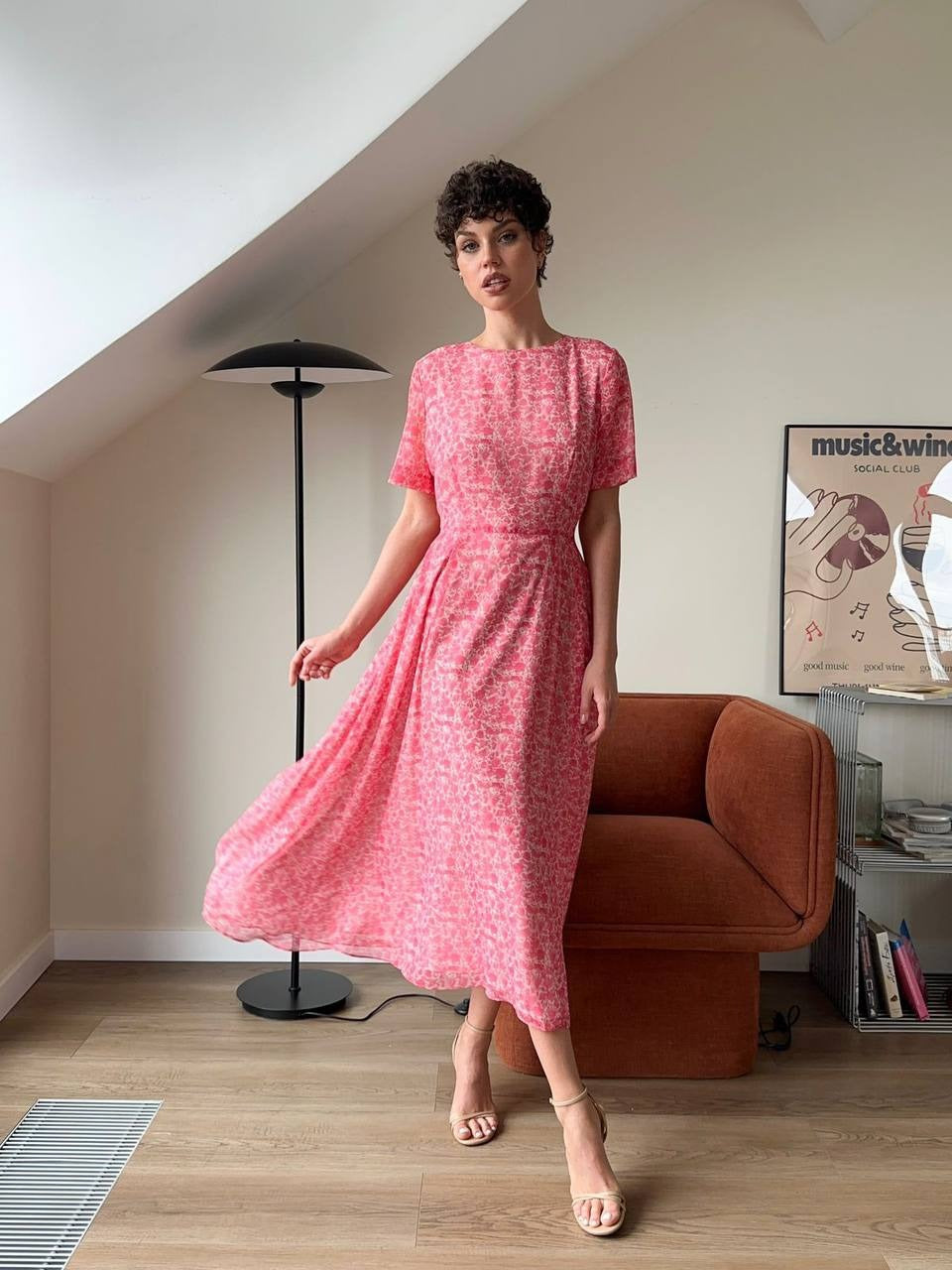 Fitted midi dress with short sleeves