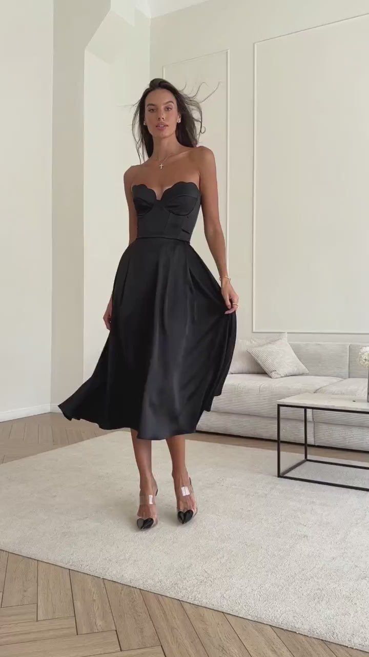 Dress Limited with a pleated midi skirt — video