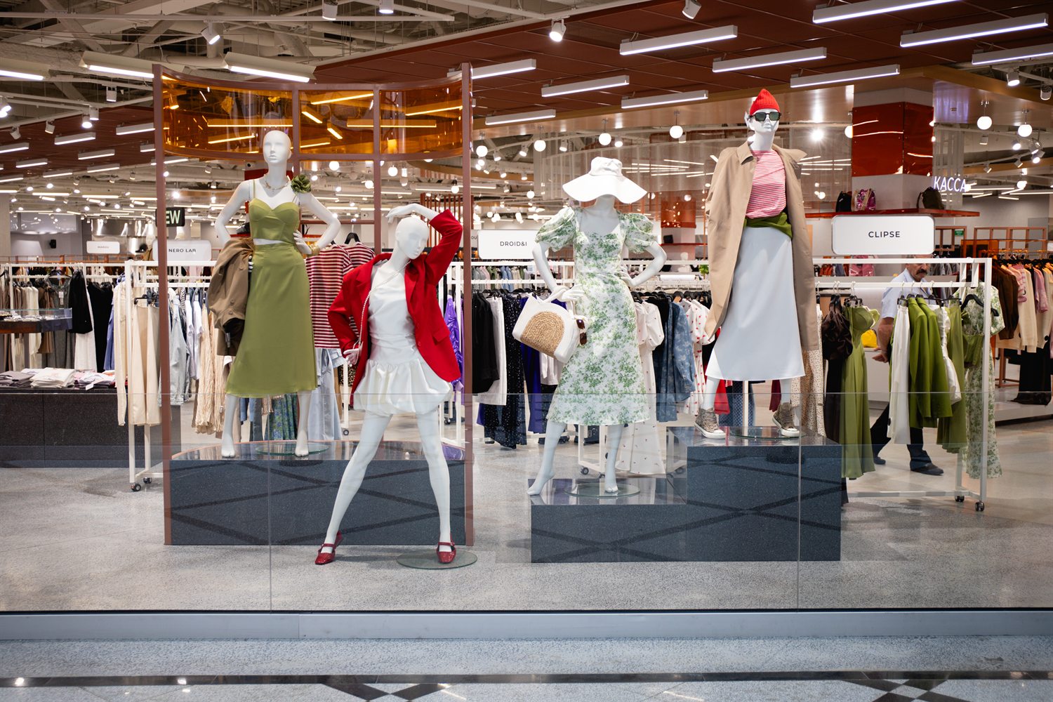 CLIPSE display window in a multi-brand store
